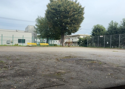 【中庭】 | 大沢団地７号棟 | 中庭（パティオ）とは、一つの建築物の内部に設けられた、壁などで囲われている庭のことを指します。コの字型、ロの字型が主流ですが、L字型の中庭もあります。最近では、インテリア性の高さからも人気があります。