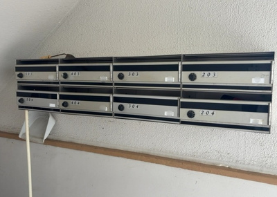 【設備】 | 大沢団地７号棟 | エントランス付近に設置されている集合ポストは、住んでいる部屋と離れているため、ポストをあさるなど誰かに何かされていても被害に気づきにくいです。入居する時には他人に特定されにくい番号で鍵をかけましょう！