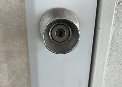 【防犯設備】 | 大沢団地７号棟 | 当然のことではありますが、オートロックやセンサーライト、ホームセキュリティーなどの防犯設備があれば、小さいお子様がいるご家庭も安心ですよね！まず物件購入の際は、防犯設備もチェックするようにしましょう。