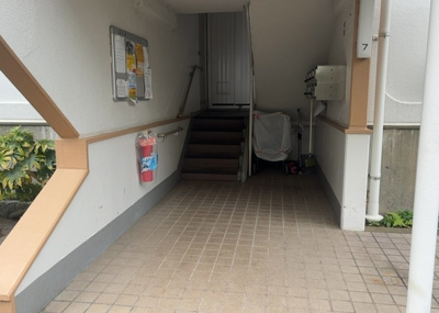 【ロビー】 | 大沢団地７号棟 | ラウンジは、マンションの共用スペースに椅子やテーブルなどを配置した利用者が寛げる空間です。屋内型ラウンジと屋外型ラウンジがあります。共用部分の管理状況と合わせて、詳細については現地でご確認ください。