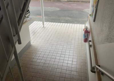 【ロビー】 | 大沢団地７号棟 | ロビーというと、エントランスと何がちがうの？と思いますよね。実はロビーとエントランスには明確な決まりはありません。物件によっては、エントランスを入って広がるある程度の広さのある空間がロビーとなります。