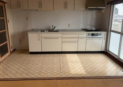 【ダイニング】 | 大沢団地７号棟 | ダイニングは、食事や家族の団らんスペースとしてだけではなく、ほかの用途としても使用することができます。ダイニングテーブルを置き、食事のためのスペースを作ることでリビングとの差別化を図ることができます。