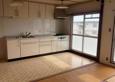 【キッチン】 | 大沢団地７号棟 | L型アイランドタイプは、キッチンからダイニングにもリビングにも目が行き届くので、とても使いやすい配置です。L字型独立タイプは、キッチンを独立させてるためLDKというよりもLDといった様なイメージです。