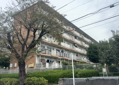 【構造・工法・仕様】 | 大沢団地７号棟 | ＲＣ造、Reinforced Concreteは直訳すると補強されたコンクリートです。主に柱や梁・床・壁が鉄筋とコンクリートで構成おり、鉄筋を組んだ型枠にコンクリートを流し込んで固めたものを指します。