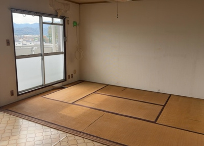 【居間・リビング】 | 大沢団地７号棟 | リビングの間取りの種類は大きくわけてリビングとダイニングが別になっているタイプ、リビングダイニング一体型です。どちらも一長一短ですので、家を選ぶ時はその両面をチェックして決めるようにしましょう。