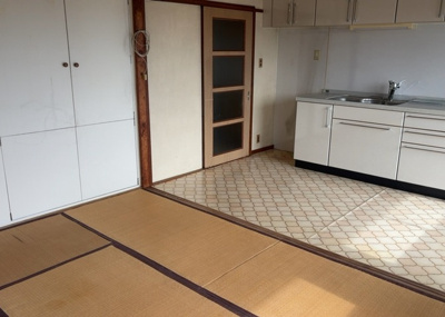 【居間・リビング】 | 大沢団地７号棟 | 直線タイプはLとDKを一直線に並べた形で対面キッチンのタイプです。一般的なのでよく見かけるかもしれません。直線タイプに似た直接アイランドタイプは、キッチンとダイニングの間に壁がない分広く感じられます。