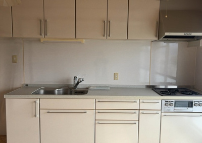 【キッチン】 | 大沢団地７号棟 | 標準的なシステムキッチンの横幅は、165cm～300cm程度です。2100・2400・2550・2700などミリ単位で表記されます。普段どのように料理をするのかを想定しながら合ったサイズを選びましょう