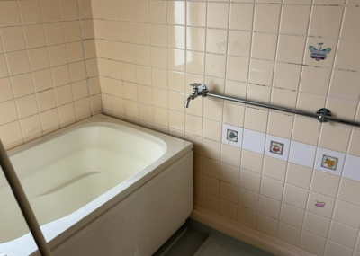 【浴室】 | 大沢団地７号棟 | 入浴時の快適さも大事なことですが、綺麗な状態を維持できなければ気持ちよく入浴できません。毎日の掃除が楽という点は大事なポイントになります！カビが生えにくく掃除がしやすい、壁や浴槽を選ぶといいでしょう。