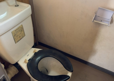 【トイレ】 | 大沢団地７号棟 | トイレは大きさや形、機能、抗菌性などが異なる多種多彩なタイプが各メーカーから出ています。それぞれに良さがあるため、事前にどういったタイプのトイレがいいのかをご家庭内で決めて、内見に行くといいでしょう。