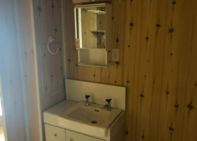 【独立洗面台】 | 大沢団地７号棟 | 洗面化粧台では顔を洗ったり、身だしなみを整えることが本来の使い方ですが、用途によっては洗面化粧台に求められる機能が違ってくるため、ご自身や家族のライフスタイルに合ったものを選ぶことをおすすめ致します。