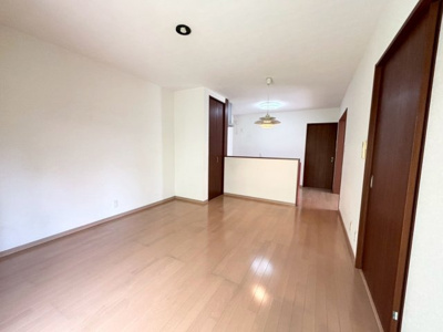 【居間・リビング】 | 高槻市緑が丘1丁目　中古戸建