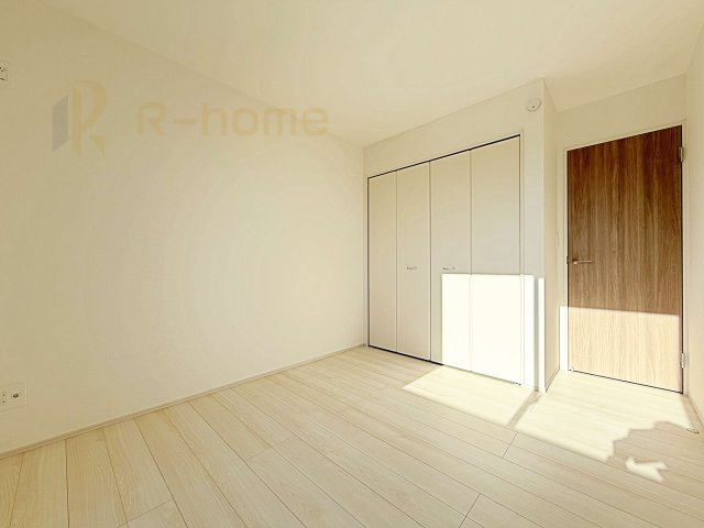 土浦市烏山4丁目　新築戸建て　B号棟の洋室|どんな部屋家具も合わせやすいシンプルな洋室！
たっぷりの日差しと心地よい風が舞い込む住まい♪