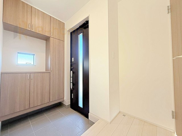 土浦市烏山4丁目　新築戸建て　B号棟の玄関|気持ちよくご家族やゲストを送迎できる穏やかな雰囲気の玄関♪大きな下駄箱で玄関廻りスッキリ♪