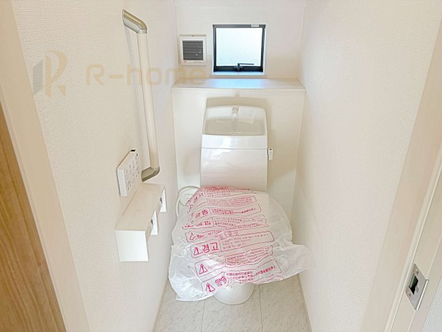 土浦市烏山4丁目　新築戸建て　B号棟のトイレ|温水洗浄便座付きのトイレ。
トイレが２ヵ所設置で朝の忙しい時間でも安心です。