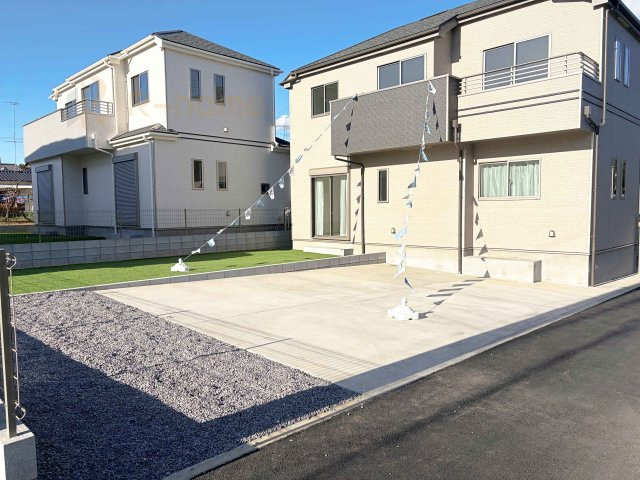 土浦市烏山4丁目　新築戸建て　B号棟の駐車場|カースペースは3台完備。ゲスト用のスペースも確保できますね♪