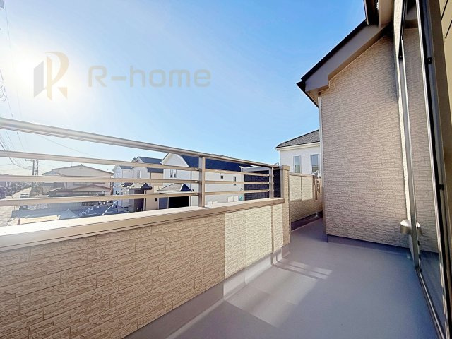 土浦市烏山4丁目　新築戸建て　B号棟のバルコニー|お布団やラグなどの大きな物も干しやすい広々としたバルコニー！