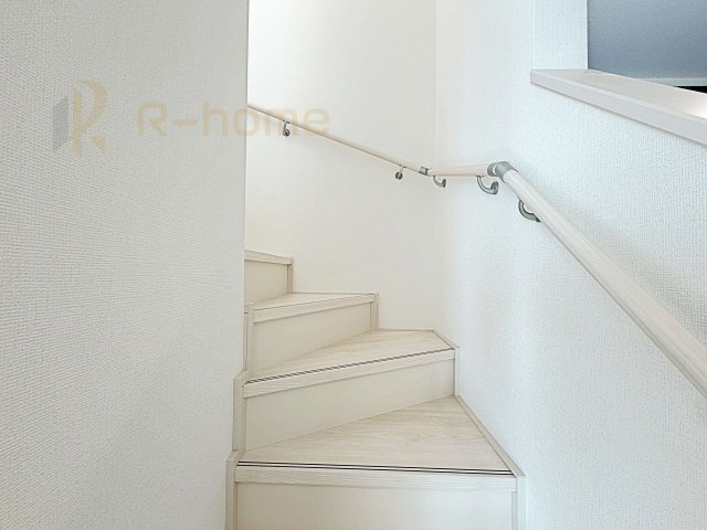 土浦市烏山4丁目　新築戸建て　B号棟の内装|手すりのついた階段！小さなお子様の利用も一安心です♪