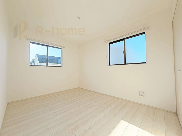 土浦市烏山4丁目　新築戸建て　B号棟の洋室|2面窓の風通しの良い洋室です♪差し込む暖かな陽当たりで、室内がくつろげる空間に早変わりです♪