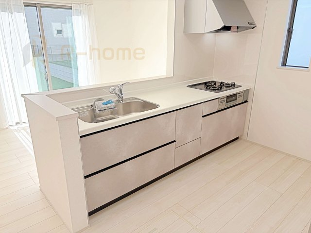 土浦市烏山4丁目　新築戸建て　B号棟のキッチン|料理をしながら家族とコミュニケーションが取れる対面式システムキッチン。