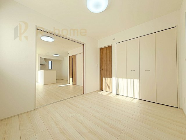 土浦市烏山4丁目　新築戸建て　B号棟の洋室|1階洋室はゲストルーム、キッズスペースとしても利用可能♪
開放してリビングと繋げればゆとりの大空間！