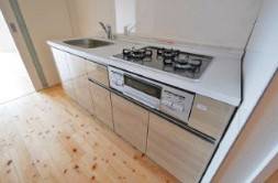 【キッチン】 | ビイルーム中野 | グリル付き3口ガスコンロのシステムキッチン。