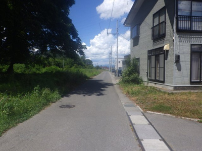 【前面道路含む現地写真】 | 大館市比内町扇田字新長岡・中古住宅