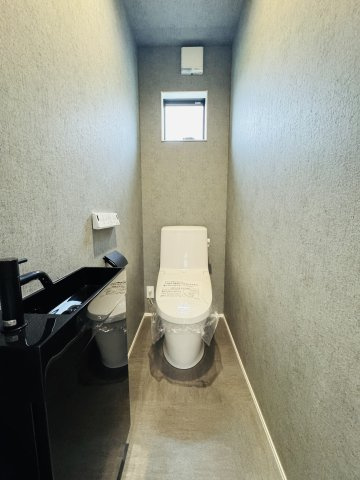 Design for Living｜鎌倉モダンの機能美邸宅のトイレ