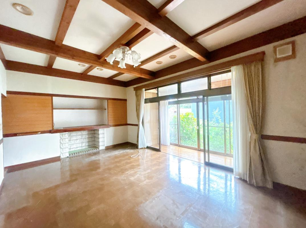 日立市川尻町2丁目　中古戸建の居間・リビング|リビング大きな窓からは、暖かな日の光が降り注ぎます・・・