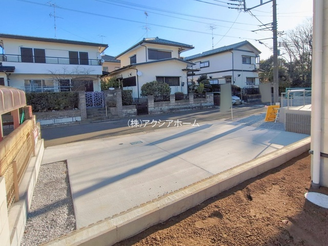 所沢市若狭2丁目・全1棟　新築一戸建　～ZEH水準住宅～の前面道路含む現地写真|前面道路　2025年10月2日撮影