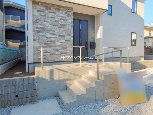 所沢市若狭2丁目・全1棟　新築一戸建　～ZEH水準住宅～の玄関|現地写真（2026年2月19日撮影）