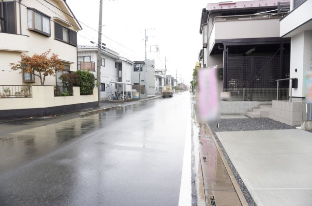 越谷市谷中町1丁目 新築分譲住宅の前面道路含む現地写真