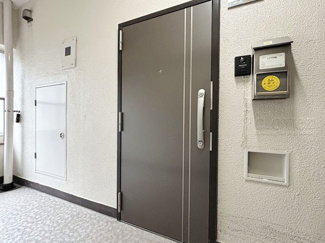 【その他共用部分】 | 皆様をお迎えする、お部屋の玄関ドア。開けやすさや開放角度、ドアノブの操作しやすさや鍵の形状などを、現地で一度ご確認ください。～即日のご見学可能～　お問合せはお気軽にどうぞ。