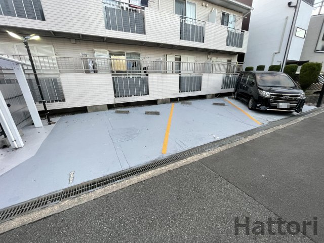 エクセルコート服部の駐車場