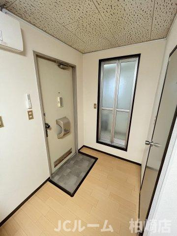 柏崎市田塚３丁目のアパートの玄関