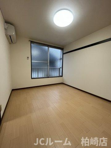 柏崎市田塚３丁目のアパートの居間・リビング