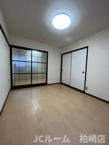 柏崎市田塚３丁目のアパートの居間・リビング