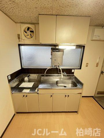柏崎市田塚３丁目のアパートのキッチン