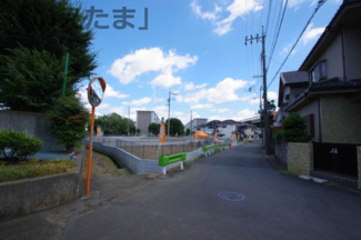 【前面道路含む現地写真】 | 【仲介手数料無料！！】日野市新町3丁目　新築戸建て（全6棟）4号棟　5680万円 | 9月7日撮影　北西側道路から見た本地。左側が東光寺小学校グランド