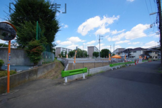 【前面道路含む現地写真】 | 右手奥には中央高速道路が見えます。