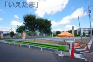 【外観】 | 【仲介手数料無料！！】日野市新町3丁目　新築戸建て（全6棟）4号棟　5680万円 | 西側から1号棟を撮影、左奥に東光寺小学校