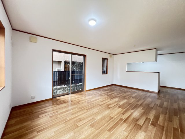 磯城郡田原本町大字宮森の居間・リビング|ＬＤＫ19.3帖　明るく広々としています。