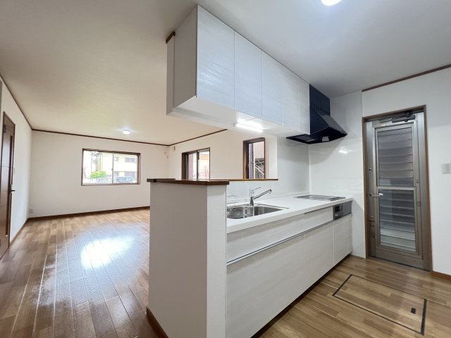 磯城郡田原本町大字宮森のキッチン|ホワイトを基調としたシステムキッチン　上部収納付き