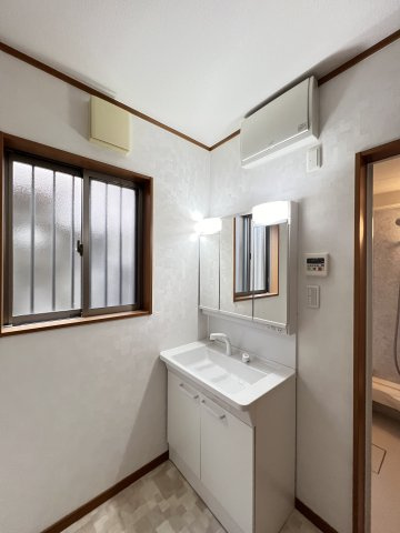 磯城郡田原本町大字宮森の独立洗面台|三面鏡付き洗面化粧台