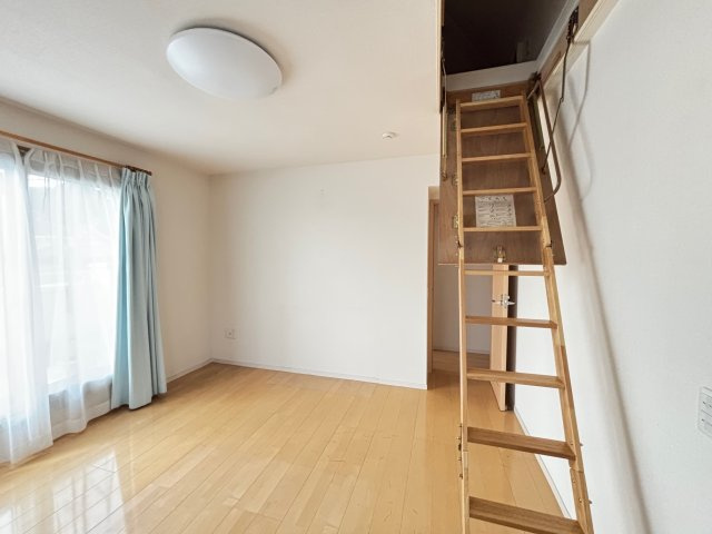 小屋裏収納　(主寝室)