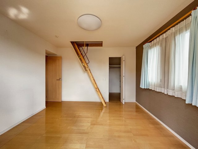 主寝室の小屋裏収納のはしごは折りたたんで収納できます。