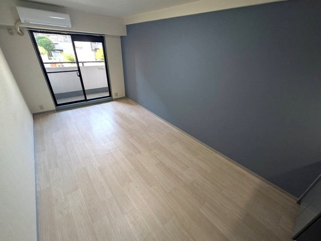 ダイアパレス西神戸の居間・リビング|ワンポイントデザインクロスのオシャレな洋室