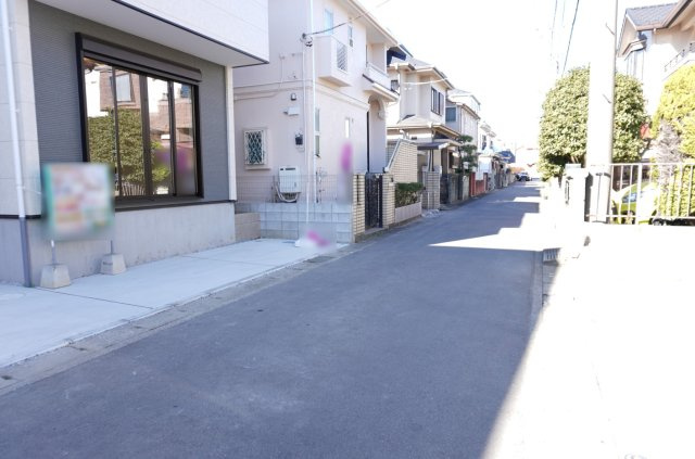 越谷市千間台東2丁目 新築分譲住宅の前面道路含む現地写真