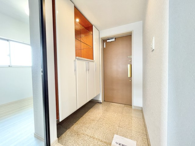 エステムコート御殿山シティライフの玄関|明るい玄関です