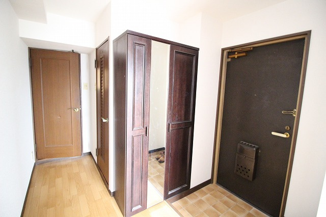 ダイアパレス中宝永町の玄関|収納もある玄関です