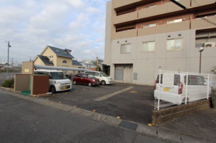 名藤ビルの駐車場|駐車場に車を止められます